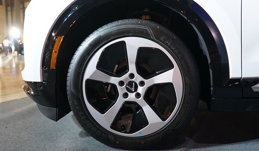 Để phân biệt hai phiên bản ở ngoại thất có thể dễ nhận thấy chính là mâm xe của Eco và Plus có chênh lệch. Trong đó bản Eco lắp mâm đường kính 20 inch trong khi bản Plus có vành 21 inch.