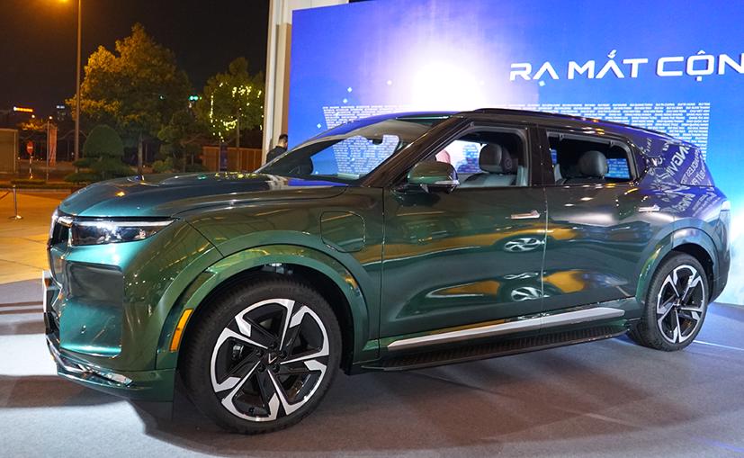 VinFast cũng đã hoàn thành xong việc đăng kiểm cho VF9. VF9 gây ấn tượng mạnh trong thực tế bởi kích thước lớn của mẫu xe. Các kích thước lần lượt là 5.119 x 1.696 x 2.004 với bản Eco, trong khi bản Plus rộng 2.070mm. Cả 2 phiên bản đều có trục cơ sở 3.149mm.