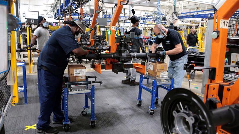 Các công ty sản xuất xe điện toàn cầu đang chạy đua để tìm kiếm những nhân tài.