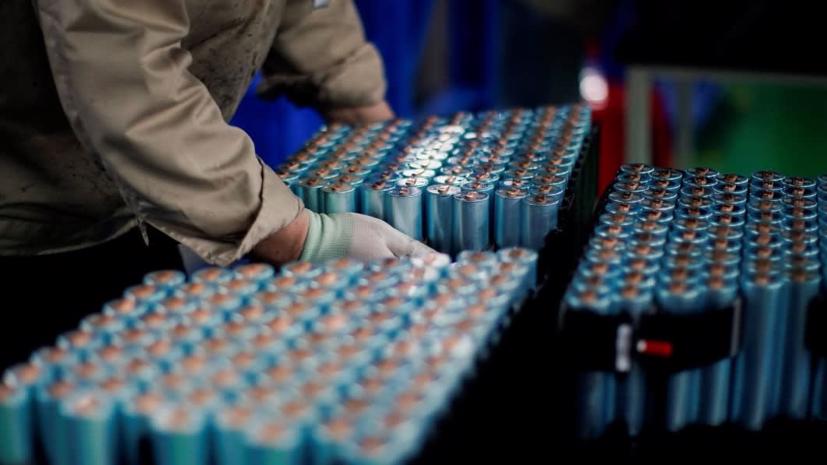 Pin là chìa khóa cho kế hoạch trị giá hàng tỷ USD của các nhà sản xuất ô tô để tạo ra các dòng xe điện trong vài năm tới. Ảnh: Reuters.