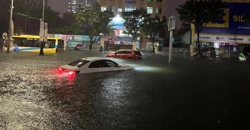 Hình ảnh mưa ngập lịch sử tại Đà Nẵng nhấn chìm nhiều ô tô. Ảnh: MXH.