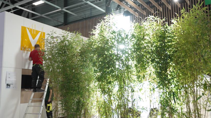 Gian hàng của VinFast tại Paris Motor Show 2022 rộng 1.000 m2, được thiết kế hài hoà giữa những đường nét kiến trúc hiện đại và bản sắc văn hoá Việt Nam, với sự xuất hiện của hình ảnh cây tre trong khuôn viên gian hàng.