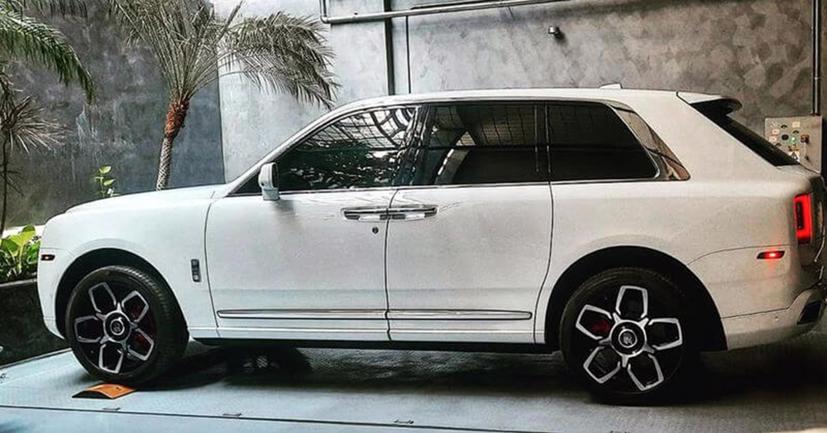 Ngoài ra, một nguồn tin cho biết, trong garage của Cường “Đô la” cũng xuất hiện một chiếc Rolls-Royce Cullinan trị giá hơn 40 tỷ đồng, được đồn đoán là “sang tay” từ đại gia Minh “Nhựa”.