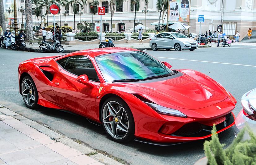 Chiếc F8 Tributo đầu tiên về Việt Nam thuộc sở hữu của Tổng Giám đốc Công ty Cổ phần Quốc Cường Gia Lai hồi tháng 6/2020. Mẫu xe này là phiên bản kế tiếp của dòng xe Ferrari 488 từng “làm mưa làm gió” giai đoạn 2015-2019.