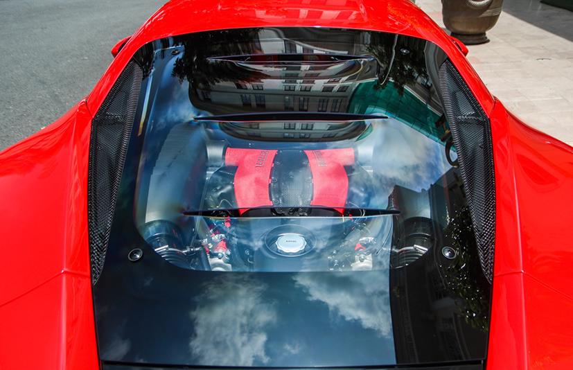 Xe sở hữu động cơ tăng áp kép V8 dung tích 3.9L chia sẻ từ 488 Pista, sản sinh công suất 720 hp và mô-men xoắn 770 Nm. Nhờ sức mạnh này, F8 Tributo có thể tăng tốc từ 0-100 km/h trong 2,9 giây, vận tốc tối đa 340 km/h.