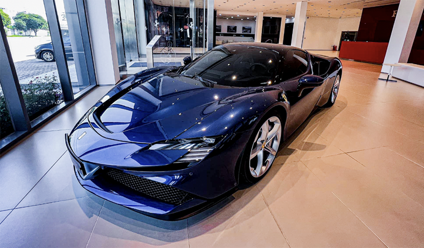 SF90 Stradale sở hữu động cơ V8 4.0L, tăng áp, công suất tối đa 769 hp, mô-men xoắn 800Nm và một hệ thống hybrid với 3 mô tơ điện, cung cấp thêm 217 hp. Với sức mạnh này, Ferrari SF90 Stradale có thể tăng tốc từ 0-100 km/h chỉ trong vòng 2,5 giây.