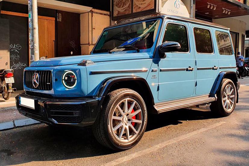 "Siêu phẩm" Mercedes-AMG G63 được Cường “Đô la” mua hồi đầu tháng 2/2021, là một món quà mà anh dành tặng cho vợ của mình. Đây là một trong những dòng SUV địa hình có khả năng off-road tuyệt vời, hỗ trợ người lái tối đa trong việc chinh phục những địa hình khó và ngoại hình bắt mắt.