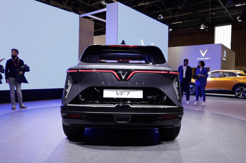 Ngoại thất xe ô tô điện VinFast VF 7 có sự vuông vức, góc cạnh. VF 7 sở hữu thiết kế với với dải đèn LED hình chữ “V” chạy dọc về 2 bên, đặc trưng trong tạo hình các dòng ô tô VinFast.