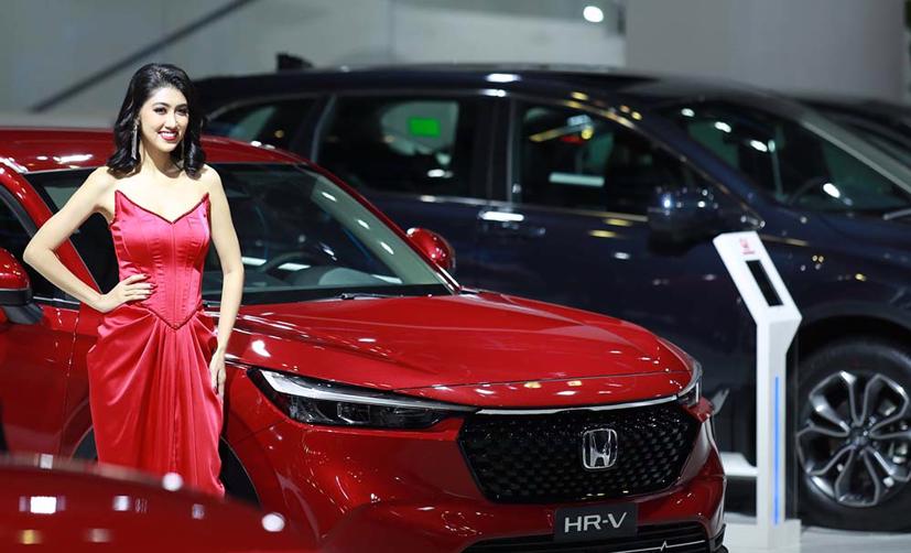 D&#224;n hoa hậu, mẫu T&#226;y xuất hiện tại Vietnam Motor Show 2022 - Ảnh 4