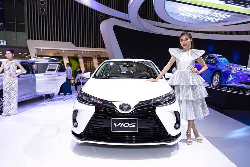 D&#224;n hoa hậu, mẫu T&#226;y xuất hiện tại Vietnam Motor Show 2022 - Ảnh 8