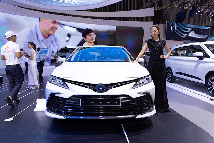 D&#224;n hoa hậu, mẫu T&#226;y xuất hiện tại Vietnam Motor Show 2022 - Ảnh 11