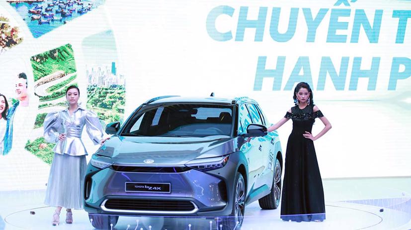 D&#224;n hoa hậu, mẫu T&#226;y xuất hiện tại Vietnam Motor Show 2022 - Ảnh 9