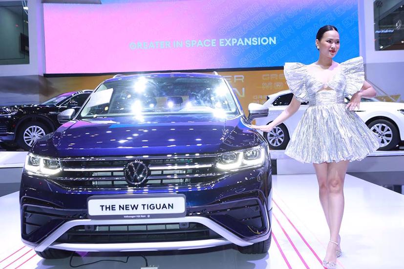 D&#224;n hoa hậu, mẫu T&#226;y xuất hiện tại Vietnam Motor Show 2022 - Ảnh 7