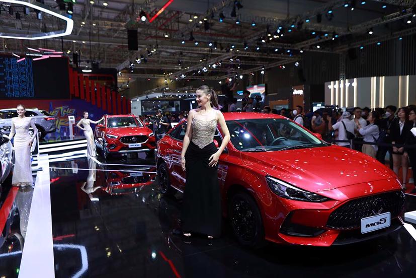 D&#224;n hoa hậu, mẫu T&#226;y xuất hiện tại Vietnam Motor Show 2022 - Ảnh 6