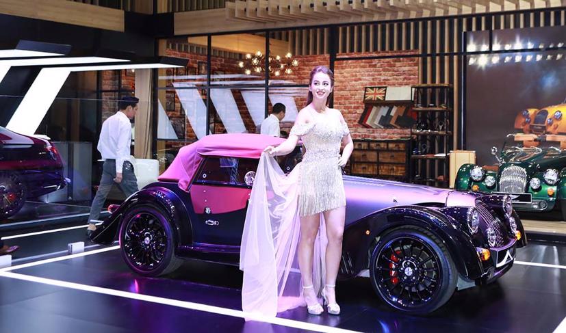 D&#224;n hoa hậu, mẫu T&#226;y xuất hiện tại Vietnam Motor Show 2022 - Ảnh 1