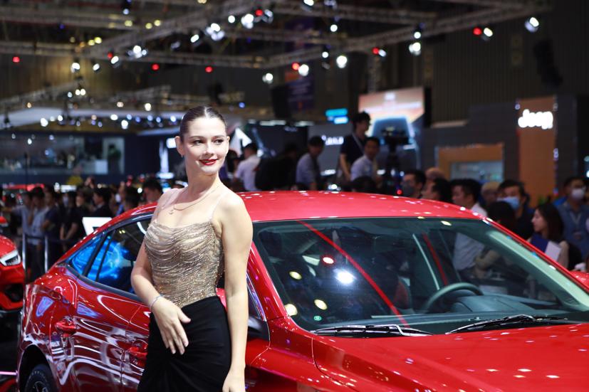 D&#224;n hoa hậu, mẫu T&#226;y xuất hiện tại Vietnam Motor Show 2022 - Ảnh 2