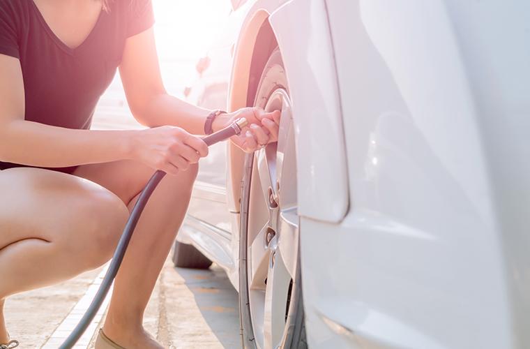 Gặp sự cố về lốp không chỉ riêng ai. Đặc biệt, tài xế nữ cũng cần biết một số vấn đề để có thể tự xử lý lốp bị hỏng tạm thời.