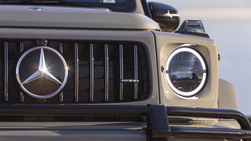 Mercedes-Benz dự định rút khỏi thị trường Nga và bán cổ phần trong các công ty con của mình cho một nhà đầu tư địa phương. Việc hoàn tất giao dịch phải tuân theo sự chấp thuận của tất cả các cơ quan có liên quan. Mercedes-Benz đã đình chỉ việc xuất khẩu xe du lịch.