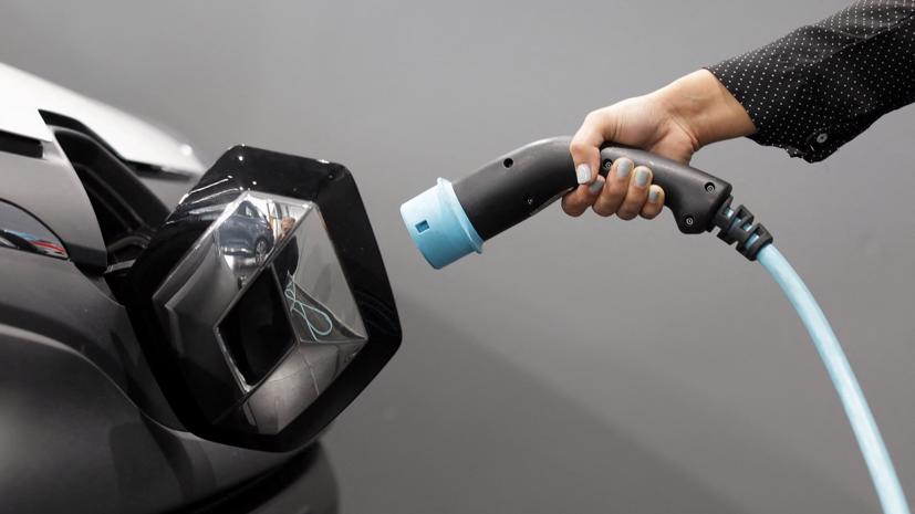 Pin Fluoride-ion được cho là có khả năng trở thành một lựa chọn khả thi vào đầu những năm 2030. Nó cung cấp mật độ năng lượng gấp sáu đến bảy lần so với pin lithium-ion, tiêu chuẩn hiện tại trong xe điện, mở đường cho các loại pin nhỏ hơn và nhẹ hơn.