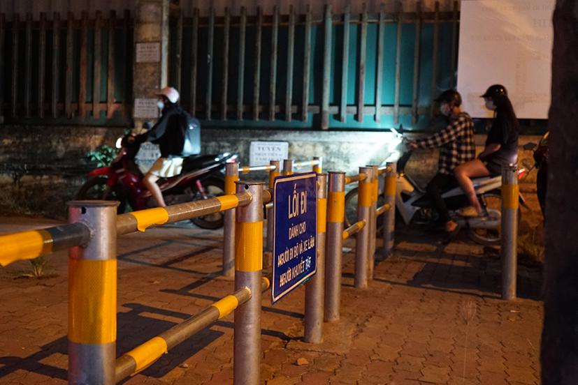 Không ít người điều khiển xe máy leo lên vỉa hè, len lỏi qua hàng rào dành cho người đi bộ, người khuyết tật.