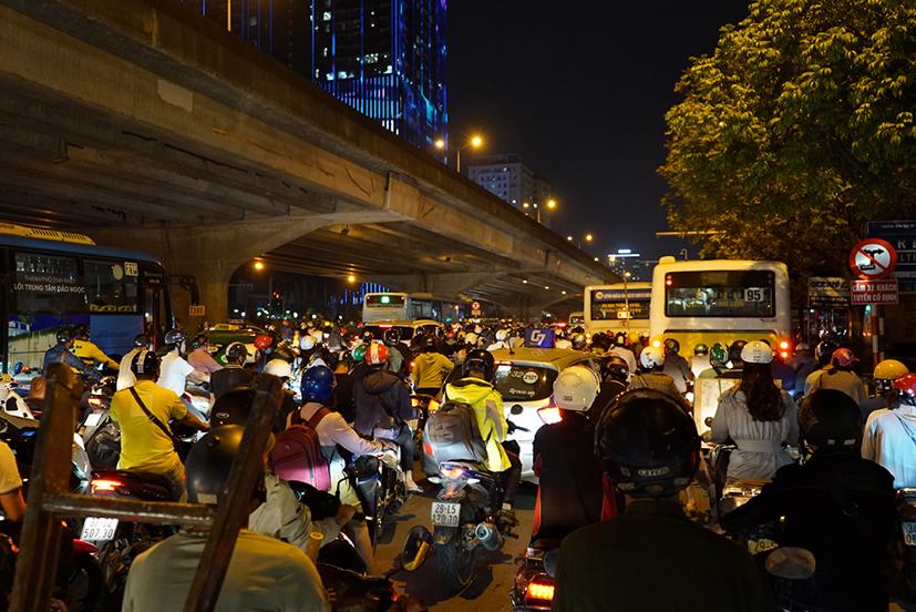 Đường Khuất Duy Tiến, đoạn trước cổng Trung tâm Văn hóa - Thông tin và Thể thao quận Thanh Xuân hướng Phạm Hùng cũng thường xuyên ùn tắc ngay cả khi ngoài giờ cao điểm.