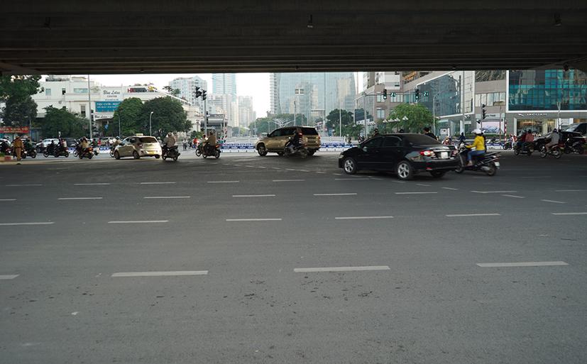 Đoạn nút giao Tố Hữu - Khuất Duy Tiến, các phương tiện di chuyển khá thuận lợi. Nhịp đèn đỏ khá lâu nhưng không xảy ra ùn tắc giao thông.