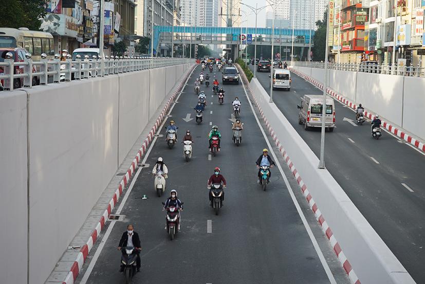 07h30, tại hầm chui theo hướng từ Tố Hữu sang Lê Văn Lương, lượng phương tiện không lớn, không còn tình trạng xe máy đi ngược chiều.