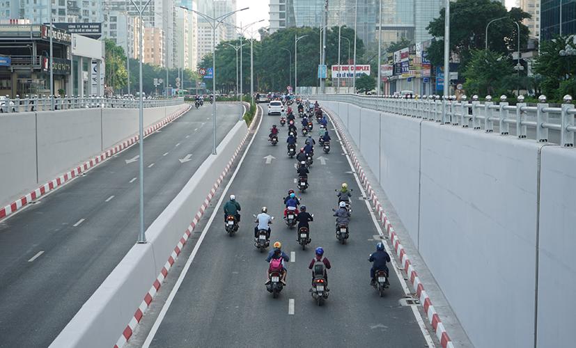 Tuy nhiên, tại lối ra hầm chui đến nút giao Lê Văn Lương - Nguyễn Tuân dài khoảng 400m thường xuyên xảy ra ùn tắc cục bộ.