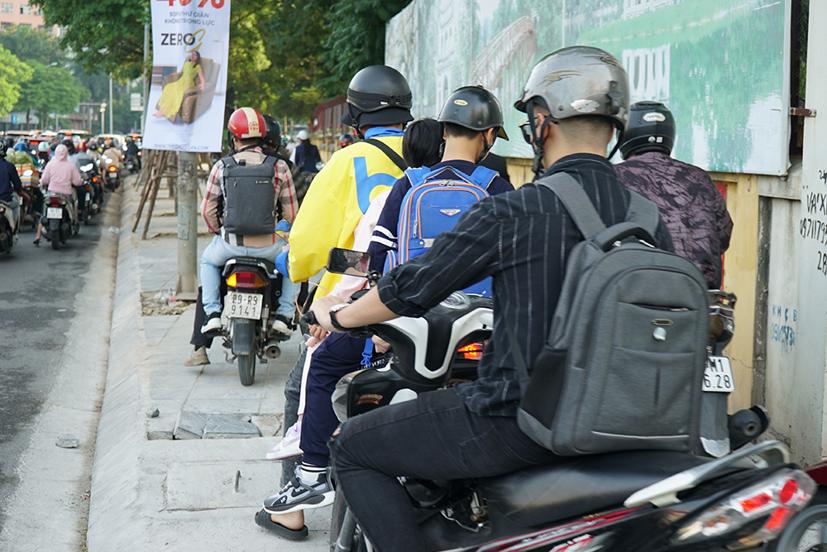 Nhiều phương tiện xe máy leo lên vỉa hè để tránh ùn tắc giao thông.