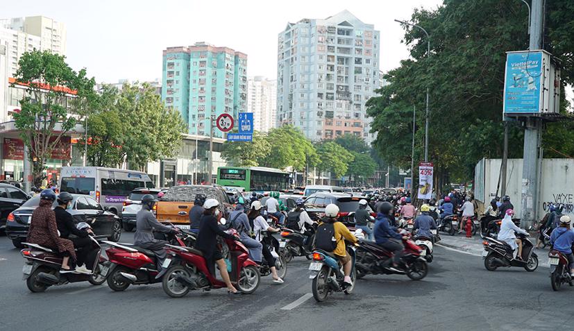 Nguyên nhân do lượng phương tiện nhập làn từ hầm chui đi lên và Khuất Duy Tiến rẽ sang rất lớn. Các phương tiện đan xen để rẽ sang Nguyễn Tuân hoặc Hoàng Minh Giám.
