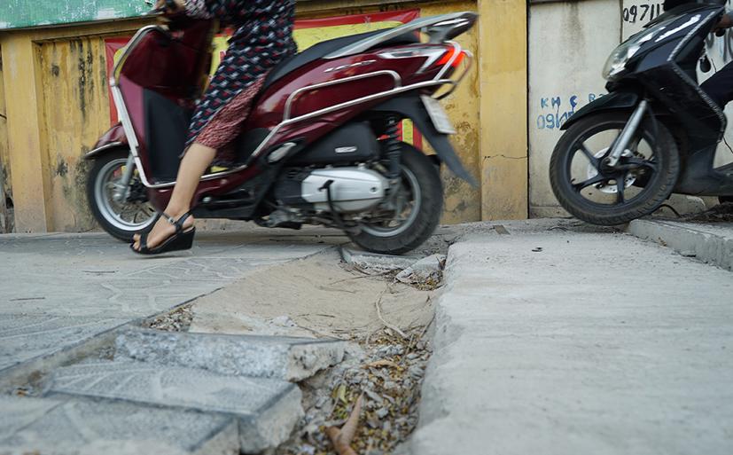 Tình trạng này càng khiến giao thông “hỗn loạn” vào giờ cao điểm và gây hư hại hàng loạt đá lát vỉa hè.
