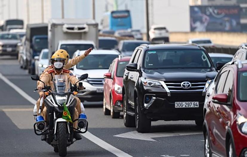 Lực lượng CSGT thuộc Cục CSGT và Phòng CSGT Hà Nội tổ chức tuần tra kiểm soát trên tuyến đường vành đai 3 trên cao (Hà Nội) để kịp thời tổ chức phân luồng, điều tiết giao thông tại các vị trí thường xuyên xảy ra ùn tắc giao thông. Ảnh: Cục CSGT.