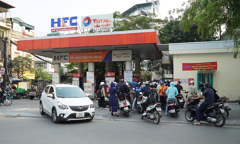 Mỗi xe máy vào đổ xăng thường phải chờ đợi từ 15-30 phút mới đến lượt. Tình trạng bán xăng theo định lượng, tối đa 300.000 đồng / ôtô, 50.000 đồng đối với xe máy vẫn còn xuất hiện tại một số nơi.