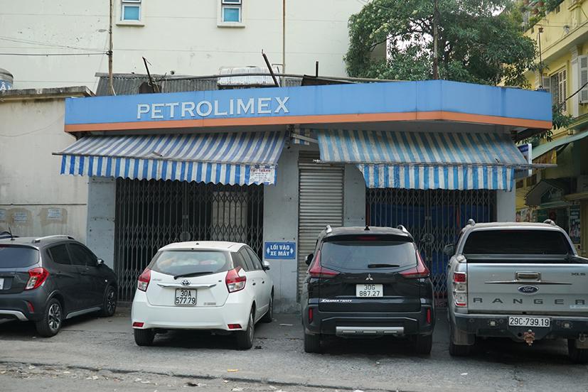 Một cây xăng trên đường Đê La Thành thông báo đóng cửa, đề nghị khách hàng chuyển sang cây xăng khác để giao dịch.