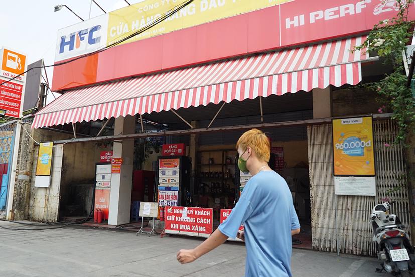Cửa hàng xăng dầu trên phố Láng Hạ, đoạn gần nút giao Láng Hạ - Đê La Thành cũng thông báo tạm ngừng phục vụ.