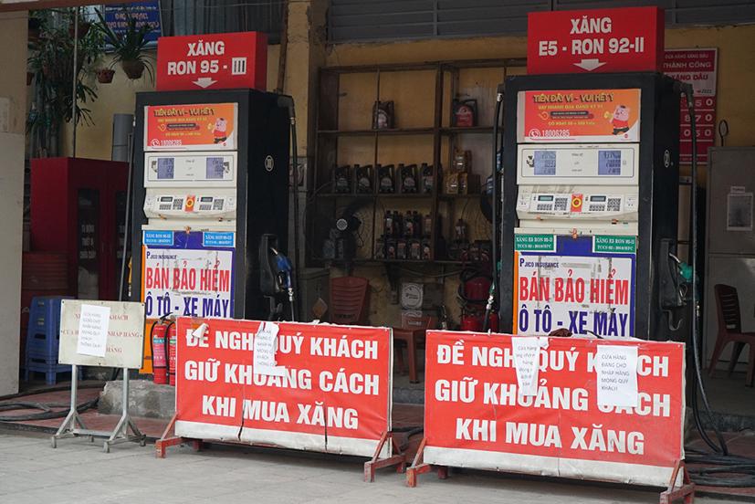 Tình trạng tương tự diễn ra tại một số cây xăng khác tại khu vực đường Trần Vĩ, Dương Đình Nghệ… Lý do chung được các đại lý đưa ra là đang chờ nhập hàng về.