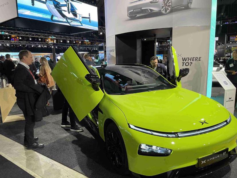 Xe điện của nhà sản xuất ô tô Trung Quốc XPENG được trưng bày tại triển lãm ở Stockholm, Thụy Điển vào tháng Tư. Ảnh: Tân Hoa xã.