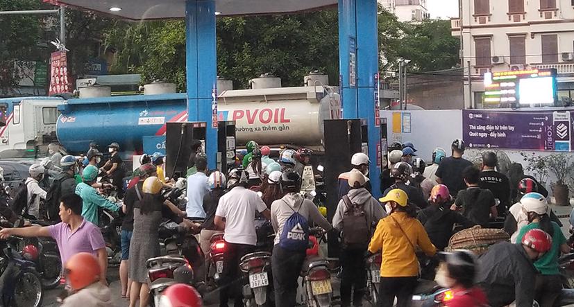 Người dân xếp hàng dài đi đổ xăng tại Hà Nội.