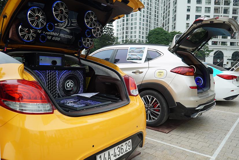 Tại giải đấu năm nay, các xe thi đấu đều được nâng cấp và tinh chỉnh bài bản hơn theo đúng quy định của EMMA Global. Tổng giá trị dàn xe ước tính hơn 120 tỷ đồng, từ những mẫu xe phổ thông như Honda City, Vinfast Fadil đến những mẫu xe sang như Volvo S90, Land Cruiser Prado, Aston Martin DBX…