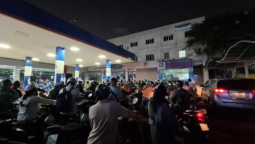 Những ngày qua, người dân Hà Nội xếp hàng đi đổ xăng thậm chí cả vào ban đêm vì khan hiếm xăng dầu.