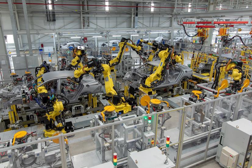 Xưởng hàn được trang bị thiết bị hàn của hãng Obara và robot hàn của Hyundai Robotic. Dây chuyền hàn của nhà máy được thiết kế dạng module tích hợp cho nhiều dòng xe, tối ưu diện tích nhà xưởng và trang thiết bị hàn. Tại trạm lắp ghép tổ hợp khung thân vỏ,  robot có khả năng  thay đổi đồ gá phù hợp theo từng dòng xe.
