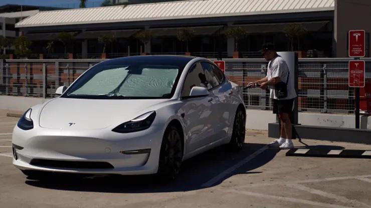 Tesla đang thu hồi hơn 1 triệu xe ở Mỹ vì vấn đề cửa sổ có thể kẹp ngón tay người dùng.