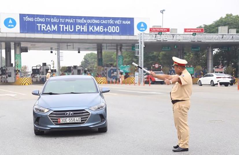 Lực lượng CSGT tổ chức tuần tra kiểm soát trên cao tốc Nội Bài - Lào Cai. Ảnh: CSGT.