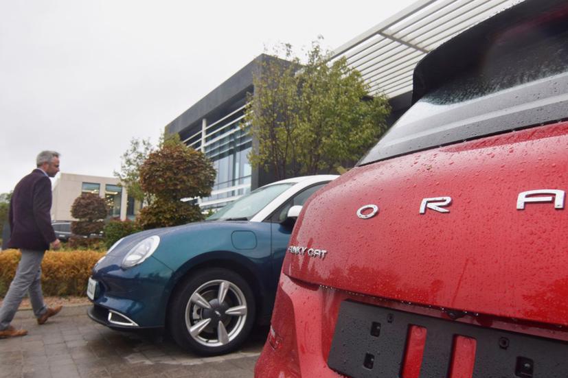 Toby Marshall, giám đốc tiếp thị và bán hàng tại Vương quốc Anh cho thương hiệu ORA của nhà sản xuất ô tô Trung Quốc Great Wall Motor, giới thiệu chiếc hatchback ORA Funky Cat chạy hoàn toàn bằng điện trước khi ra mắt tại Anh ở Solihull, Anh, ngày 5 tháng 10 năm 2022. Ảnh: REUTERS/Nick Carey.