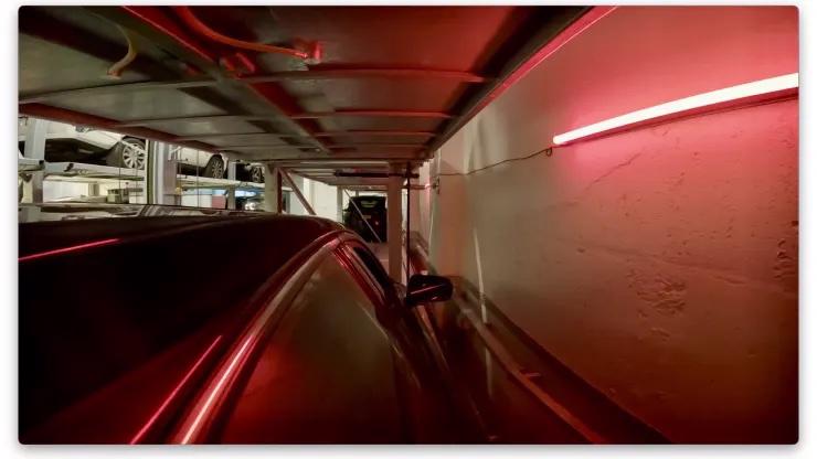 Một chiếc ô tô đậu ở tầng thấp hơn của nhà để xe tự động tại 121 E 22nd St, nơi giá khởi điểm là 300.000 USD mỗi chỗ.