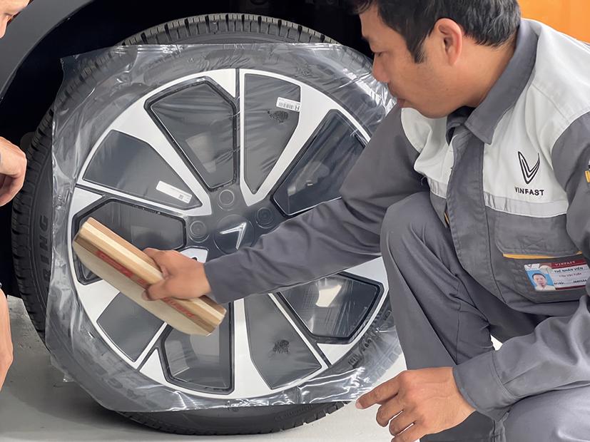Mâm xe cũng được dán lớp màng trong để tránh trầy xước.