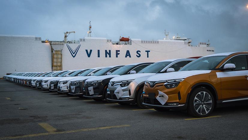 Toàn bộ xe trong lô xuất sang Mỹ của VinFast đợt đầu tiên sẽ được dán màng bảo vệ trên nắp capô, cốp xe và gương chiếu hậu, mái xe cẩn thận.
