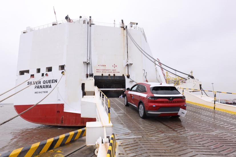 Những chiếc xe VinFast đầu tiên lên tàu đến Mỹ.
