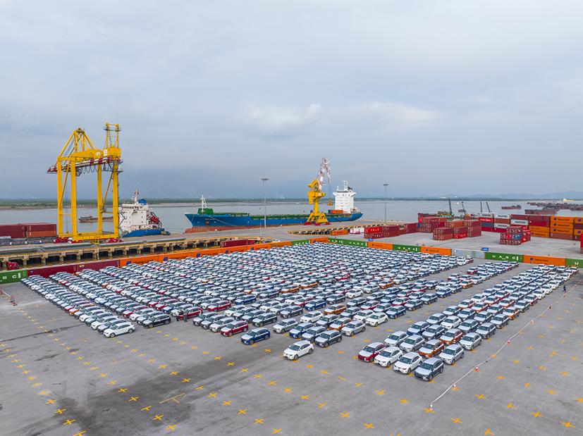 Giấc mơ xe ô tô “made in Việt Nam” từ lâu là khao khát của bao thế hệ người Việt. Đặc biệt hơn là “giấc mơ” không chỉ lắp ráp ô tô mà còn đẩy mạnh phát triển công nghiệp hỗ trợ, nâng cao tỷ lệ nội địa hóa, điều mà ngành công nghiệp ô tô Việt Nam vẫn chưa thành hiện thực khiến “bức tranh” ngành công nghiệp ô tô Việt vẫn còn thiếu những “mảng màu”.