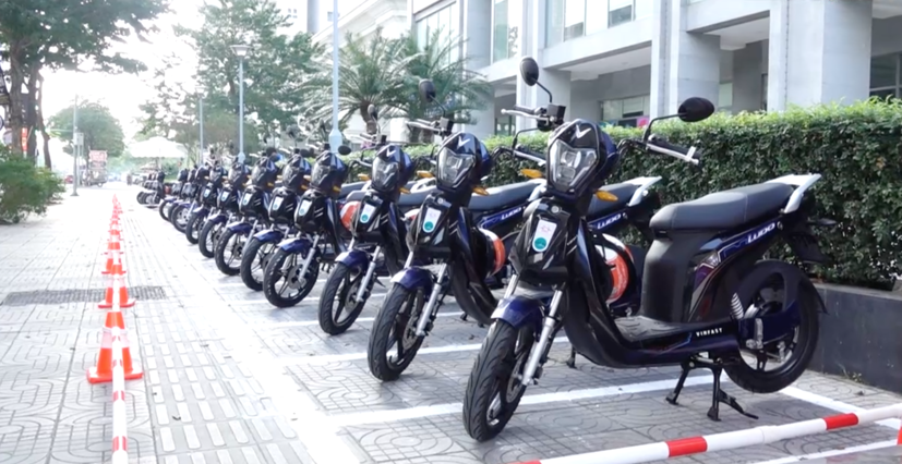 2 loại xe điện được sử dụng gồm: xe máy điện và xe đạp điện trợ lực. Khu vực thí điểm từ Trung tâm thương mại Aeon mall Hà Đông đến nhà chờ tuyến buýt nhanh BRT Văn Khê. Thời gian thí điểm trong 6 tháng, kể từ 8h30’ sáng đến 9h00’ tối hàng ngày từ 28/11/2022 - 28/05/2023.